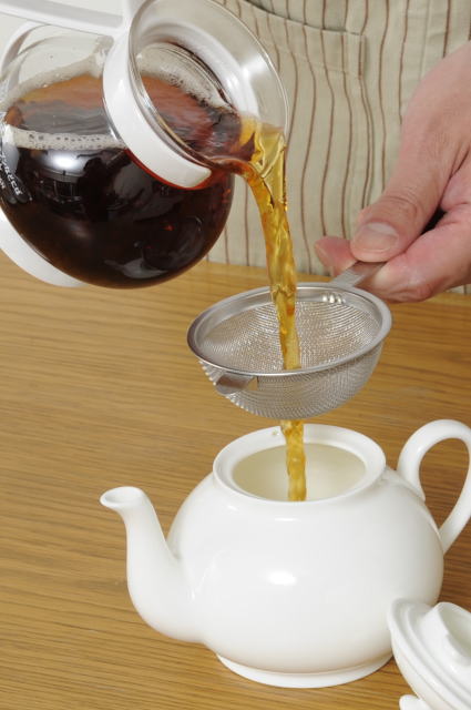 茶こしは手で持って使う