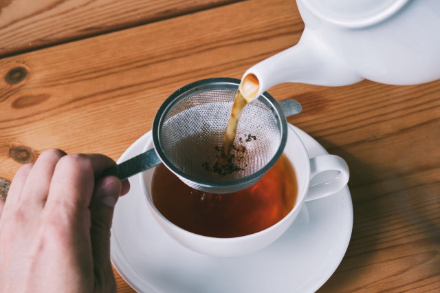 「右手にティーポット」「左手に茶こし」が正しいスタイル