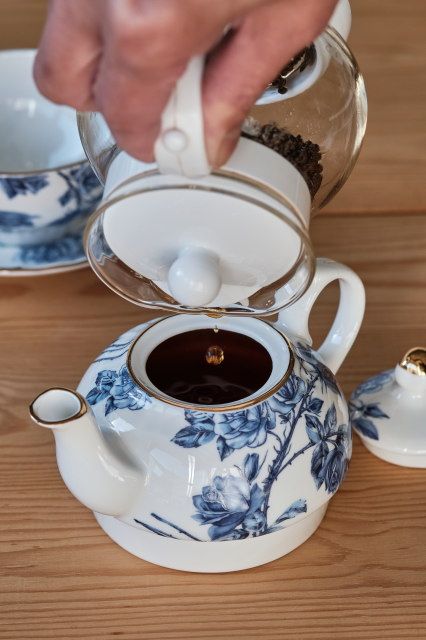 茶葉をこしながら、別のティーポットに移し替える