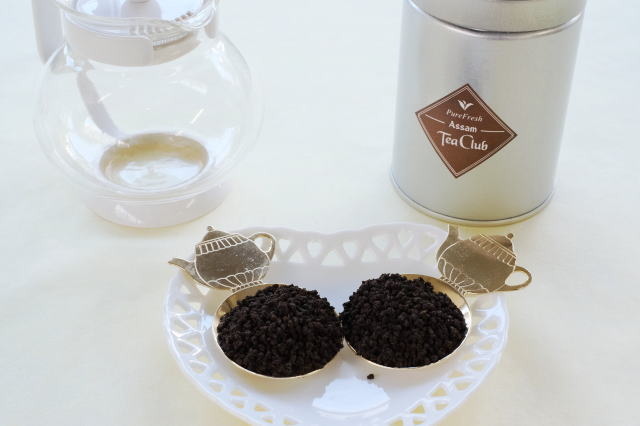 ストレートティーの2倍の茶葉で濃い紅茶をいれる