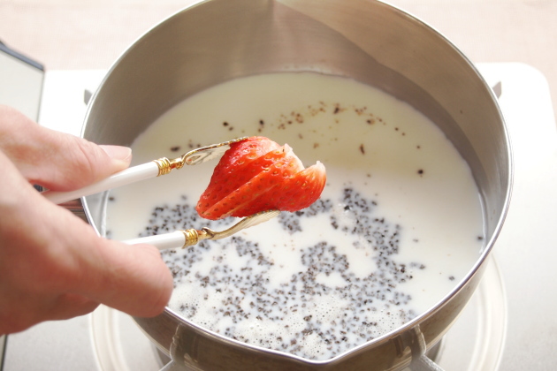 沸騰直前に弱火にし、茶葉とイチゴを入れる
