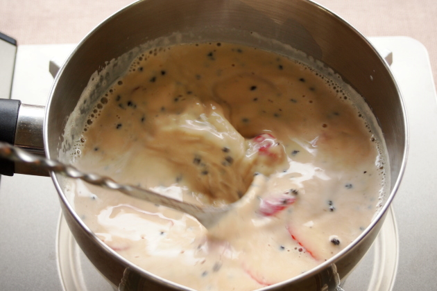 通常のチャイよりきもち薄目の色で、きもちピンクがかった水色なる160309-003