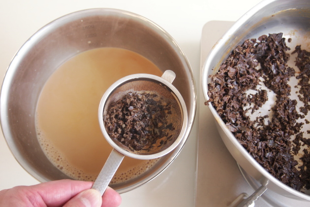 アイスミルクティーの作り方。茶葉を濾し冷やす