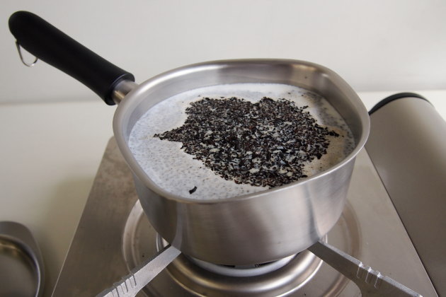 アイスミルクティーの作り方。茶葉をいれる