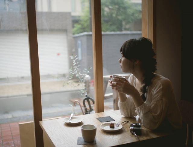 ティーカップの持ち方イメージ