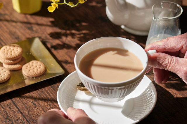 ティーカップは片手で持つ