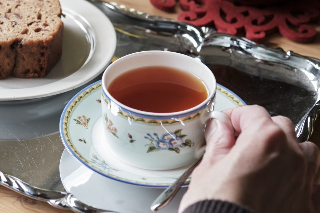 ティーカップの美しい持ち方