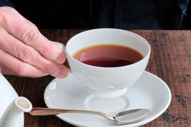 ティーカップの美しい持ち方