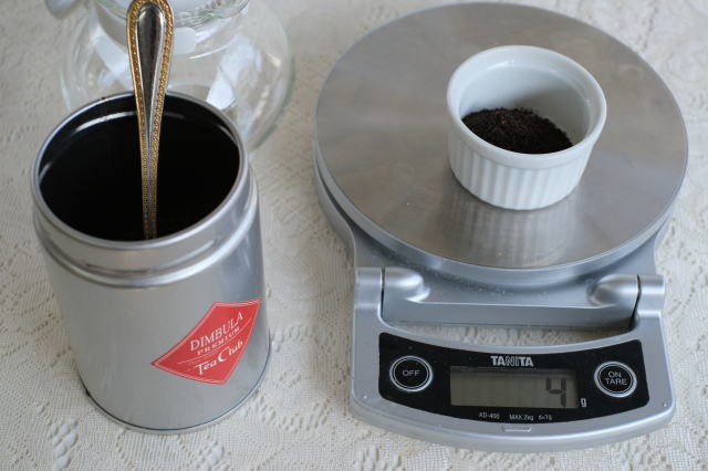 デジタル秤で茶葉を量る
