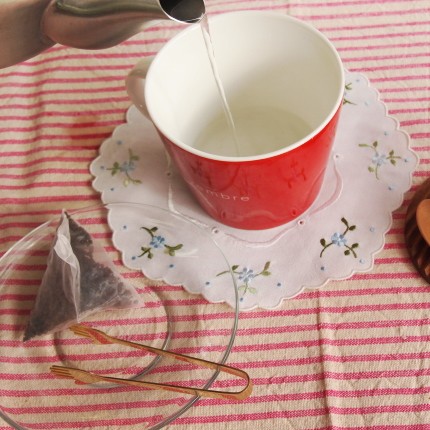 湯を注ぎマグカップを温める