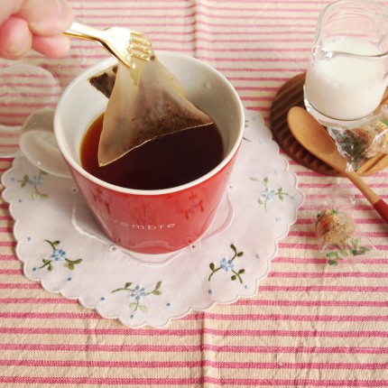 ティーバッグを引き上げる