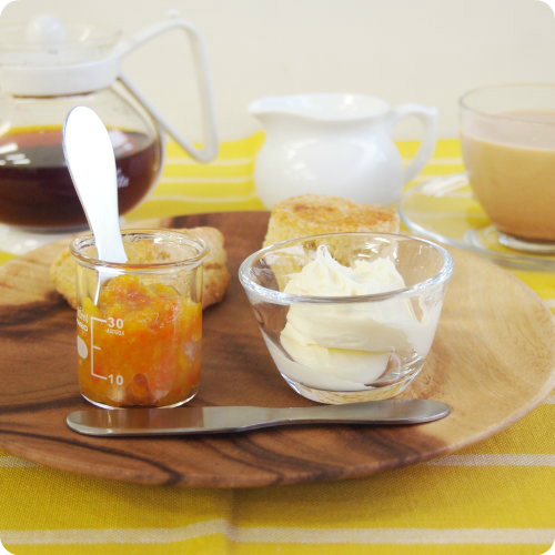 スコーンのジャムにミニ計量カップ