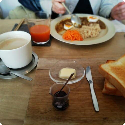 カフェ風のトーストにミニ計量カップ