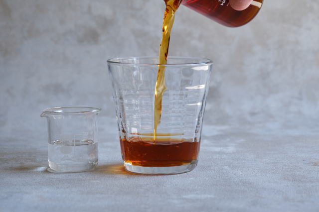 アイスティーをグラスに移す