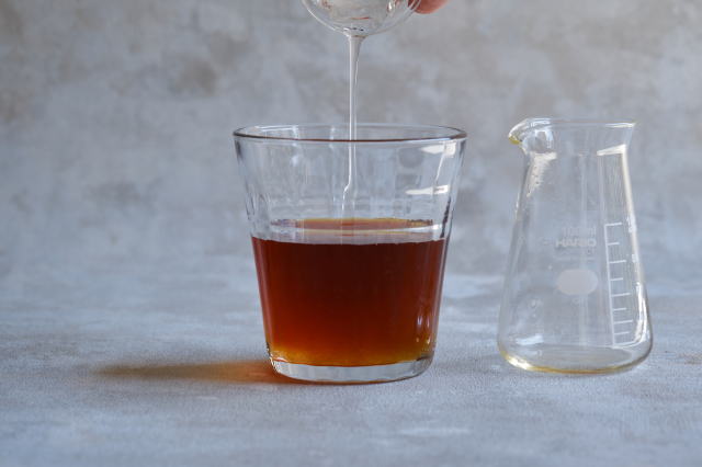 白みつをグラスに移す