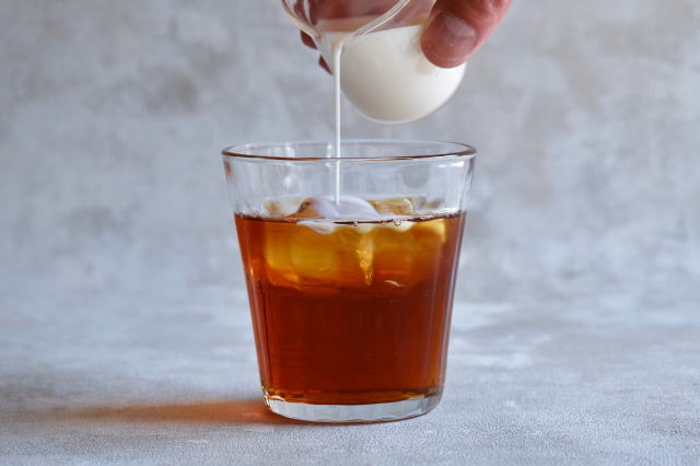 冷たい牛乳を注ぐ