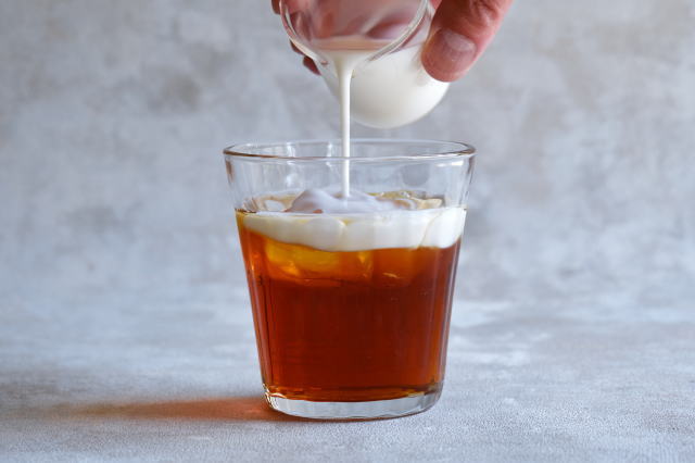 冷たい牛乳を注ぐ