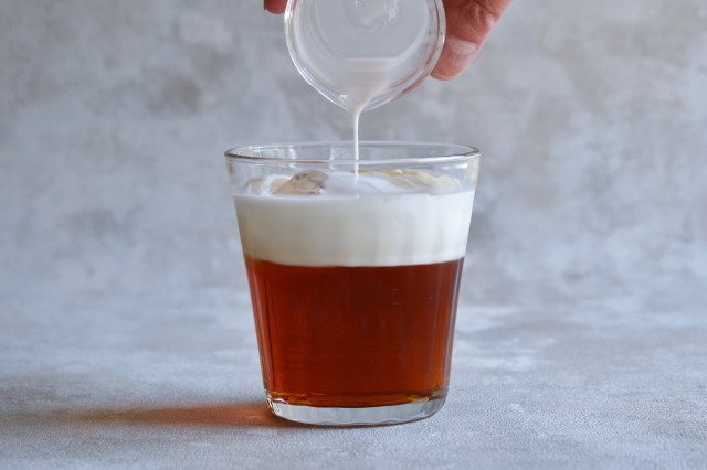 冷たい牛乳を注ぐ