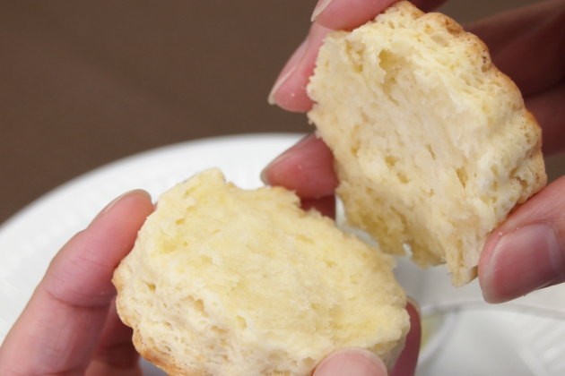 スコーンの上下に割くように割る