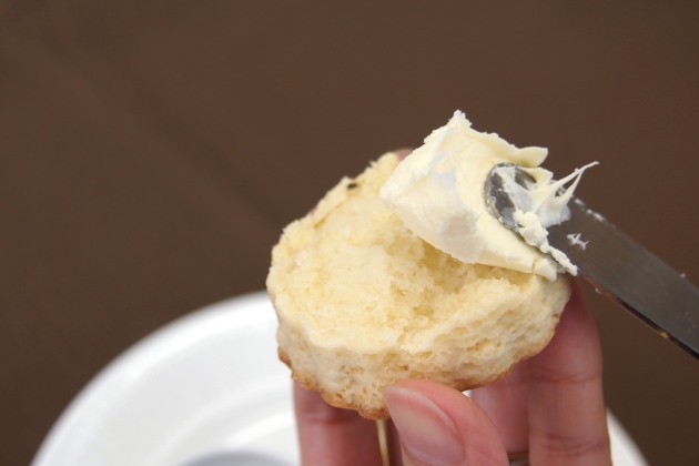 クロテッドクリームをのせる