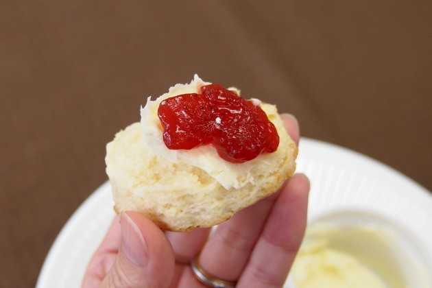 クロテッドクリームの上にジャムを重ねる