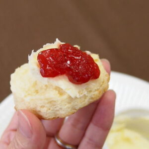 紅茶と楽しむスコーンの食べ方