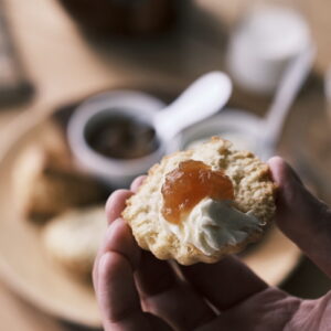 紅茶と楽しむスコーンの食べ方