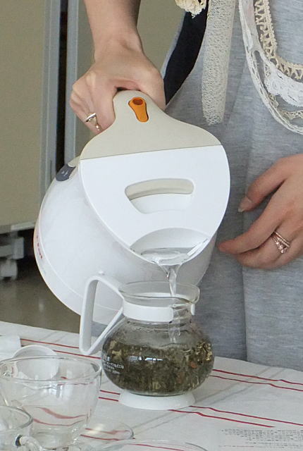 紅茶の湯は普通に注ぐ