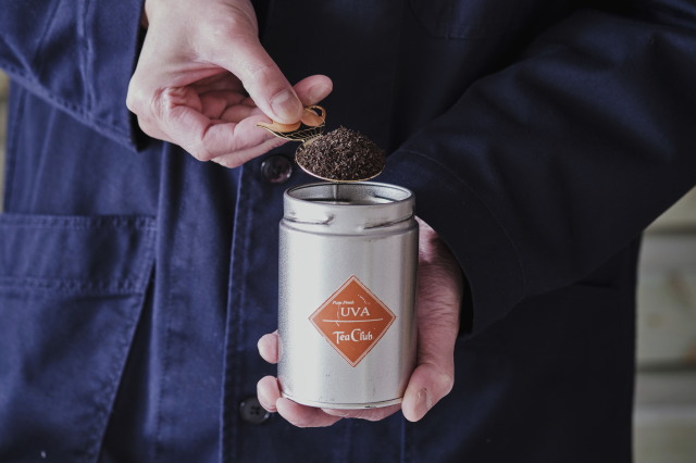 ティーメジャー茶葉をすくう