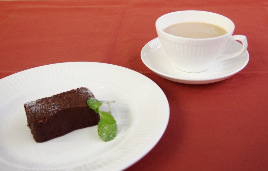 チョコレートケーキにカルダモンチャイ