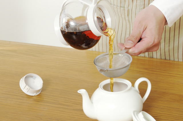 蒸らし時間が終わったら、茶葉を濾して移し替える
