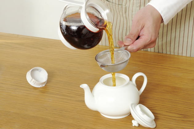 別のティーポットに茶葉を濾しながら移し替える