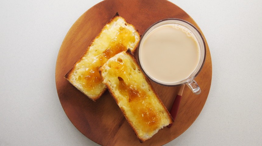 チーズトーストにローズジャム