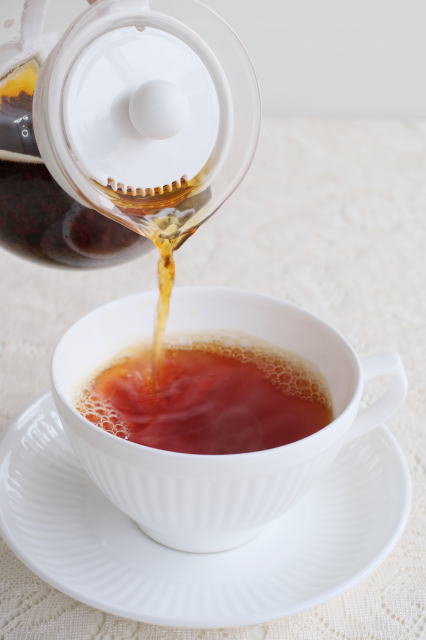 紅茶を注ぐ