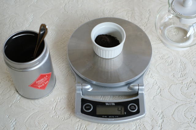 デジタル秤で茶葉を量る