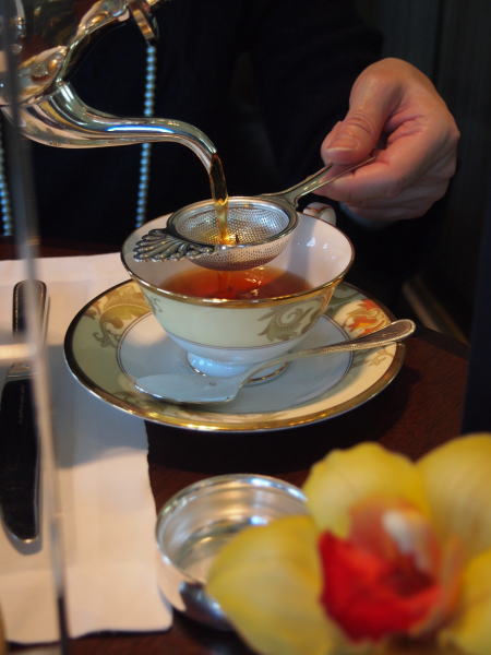 ティーポットの正しい扱い方と紅茶の美しい注ぎ方