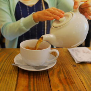 ティーポットの正しい扱い方と紅茶の美しい注ぎ方