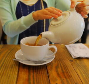 ティーポットの正しい扱い方と紅茶の美しい注ぎ方
