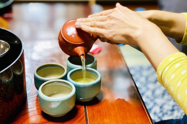 蓋をおさえるのは急須