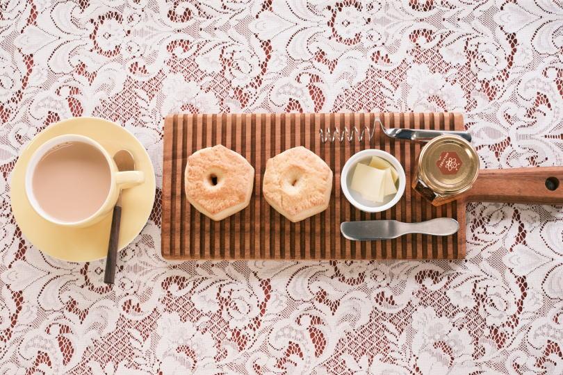 タカキベーカリーのビスケットとアッサムのミルクティー