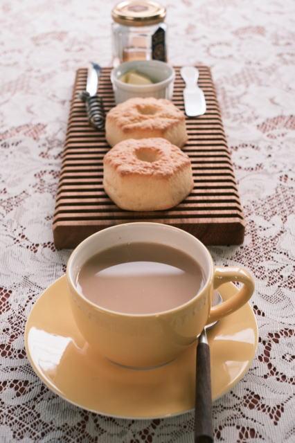 アッサムのミルクティーとタカキベーカリーのビスケット