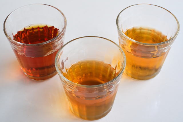 「水出しアイスティー」と「熱湯抽出→急冷式アイスティー」の比較