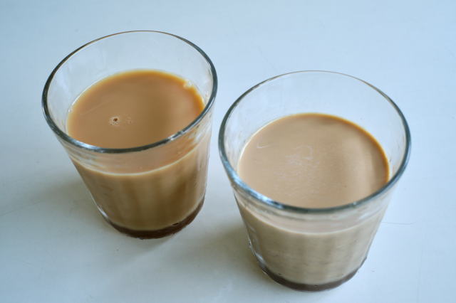 牛乳で抽出するアイスミルクティー