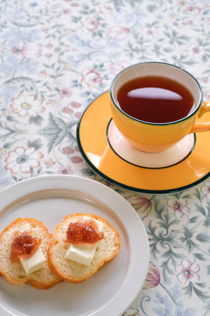 ダージリンセカンドフラッシュとクリームチーズにローズジャム