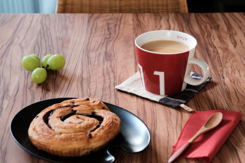 菓子パンとアッサムのミルクティー
