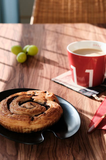 菓子パンとアッサムのミルクティー