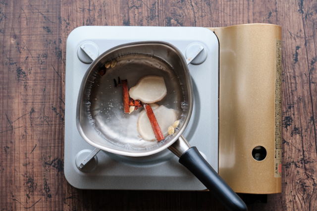 スパイスを水で煮出す