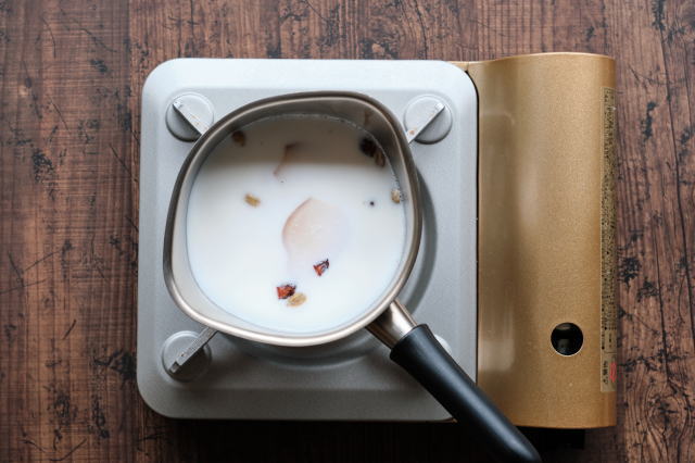 牛乳を加え加熱する