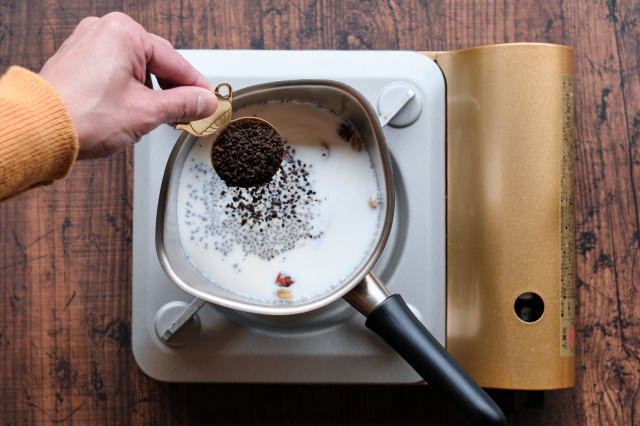 沸騰直前に茶葉を加える