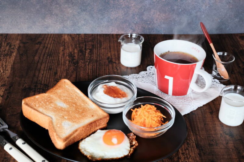 モーニングプレートにディンブラのミルクティー